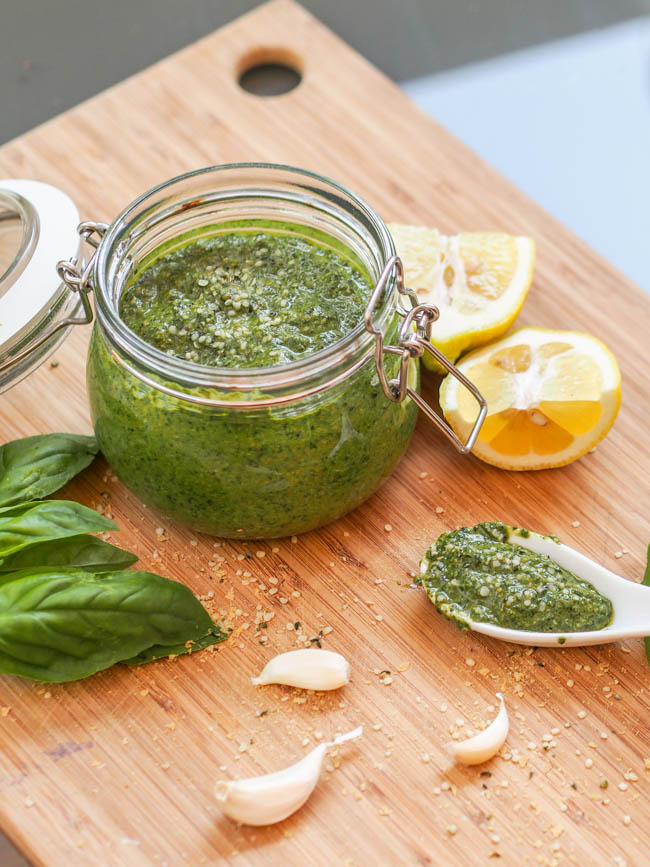 Cheesy-Vegan-Basil-Pesto_